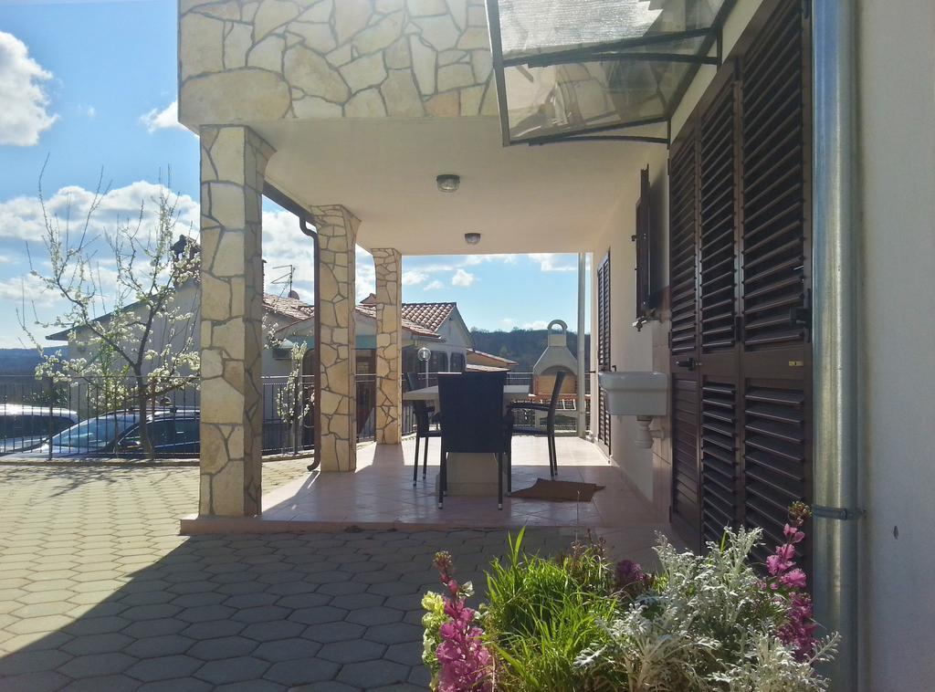 Villa Lara Karojba Ruang foto